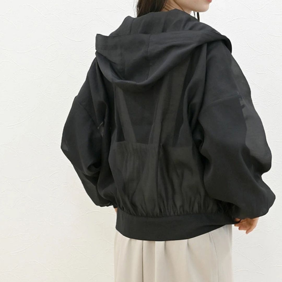 軽量で通気性に優れたフード付きジャケット
