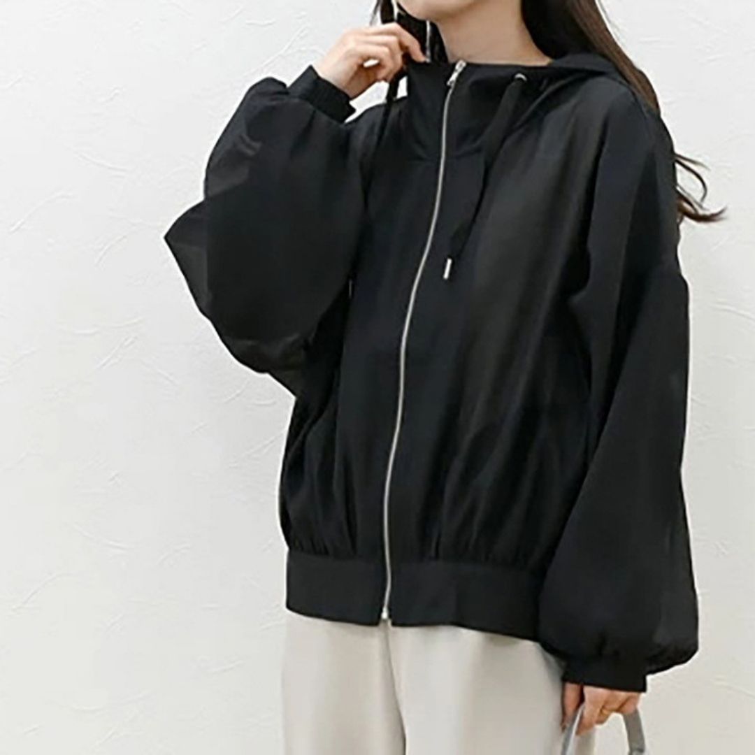 軽量で通気性に優れたフード付きジャケット