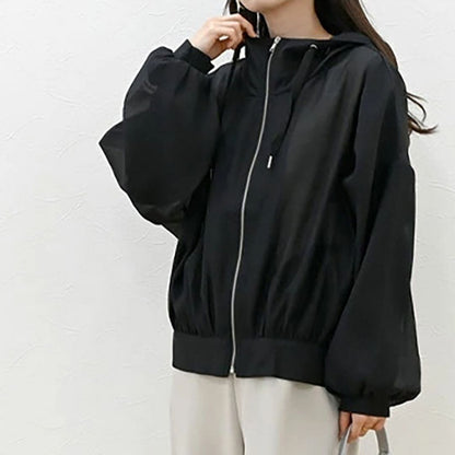 軽量で通気性に優れたフード付きジャケット