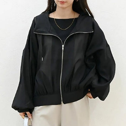 軽量で通気性に優れたフード付きジャケット