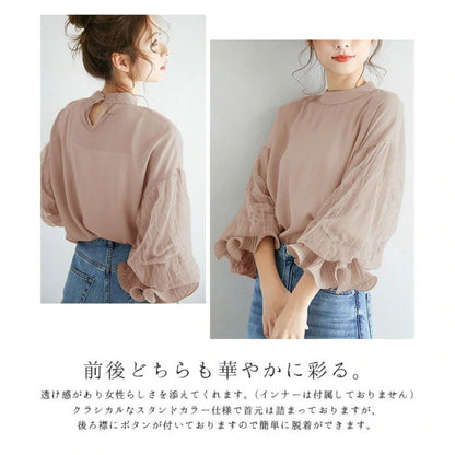 小ぶりなスタンドカラーのレースパネルフリル袖ブラウス