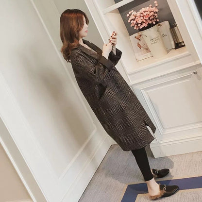 冬にぴったりのミドル丈チェック柄ウールコート