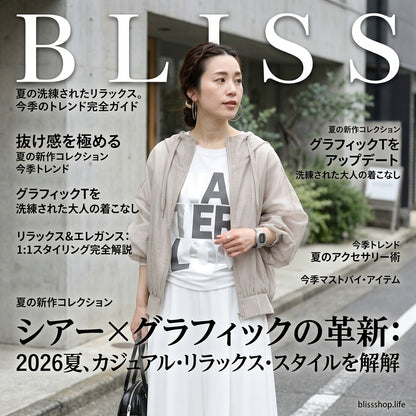 軽量で通気性に優れたフード付きジャケット